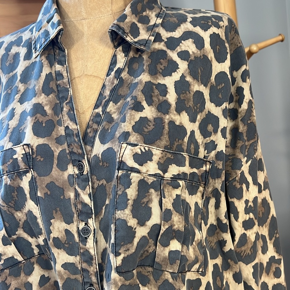 EUC r//c size small leopard print button down top - Picture 2 of 11